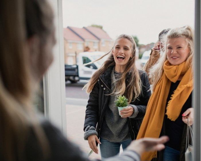 kommer med inflyttningspresent