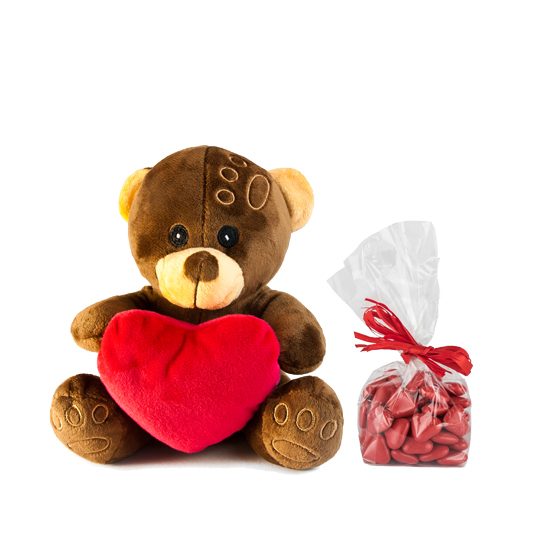 Nallebudets paket med nallen som håller ett hjärta och en påse chokladhjärtan